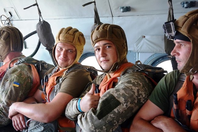 Бойцы 79-й ОДШБр провели учения по десантированию с вертолета в акваторию Южного Буга 06