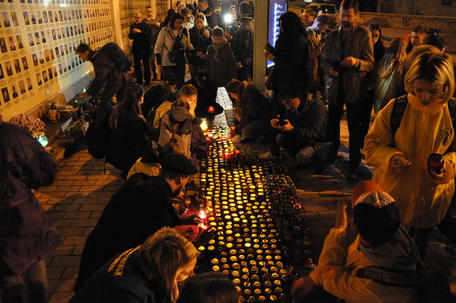 Запали свічку- в Киеве состоялась акция памяти павших защитников Украины 03