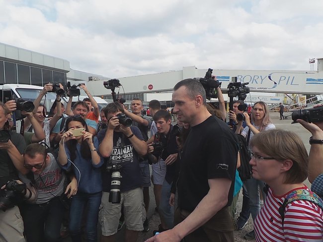 Освобожденные украинцы прилетели в Киев 19