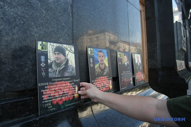 Вдовы погибших на Донбассе воинов пришли под АП с протестом против примирения с Россией 08