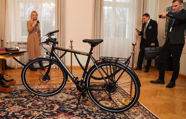 Президент Эстонии Кальюлайд подарила Зеленскому именной велосипед 06