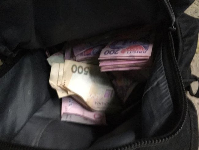 Полиция нашла деньги и оружие, похищенные при ограблении автомобиля Укрпочты, - Геращенко 01