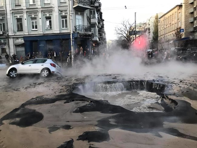 В центре Киева прорвало трубу с горячей водой. Несколько машин провалилось под асфальт 02