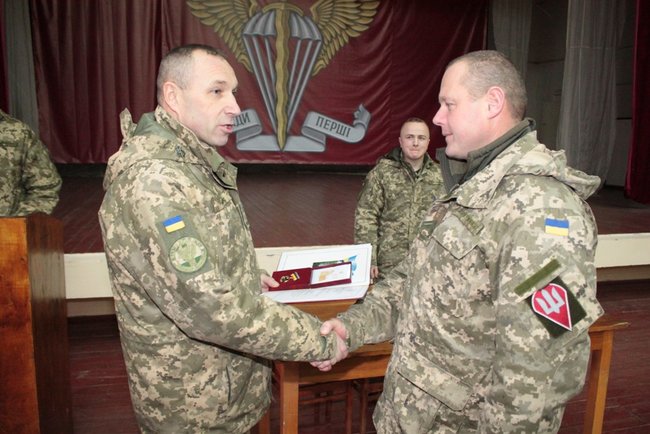 Резервісти першої черги 80-ї ОДШБр отримали відомчі нагороди Міністерства оборони 03