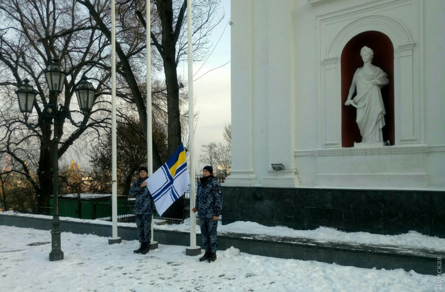 Флаг ВМСУ подняли у мэрии Одессы: его снимут, когда пленные моряки вернутся домой 01