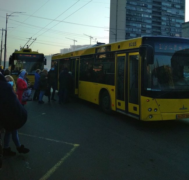 Страшная давка в киевском транспорте во время эпидемии 02