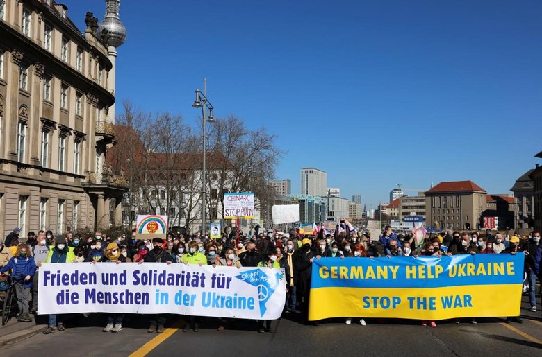 Масові мітинги проти війни в Україні прокотилися Європою. У Берліні вийшло щонайменше 20 тисяч людей 05
