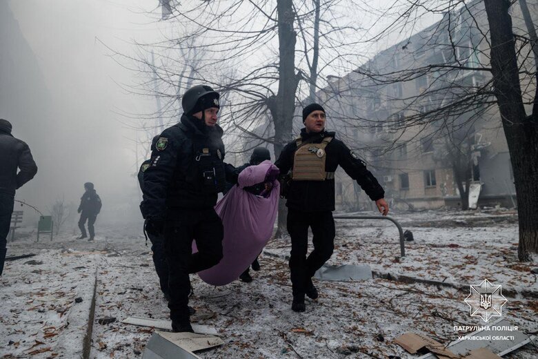 Рятувальники деблоковують людей зі зруйнованих будинків у Харкові