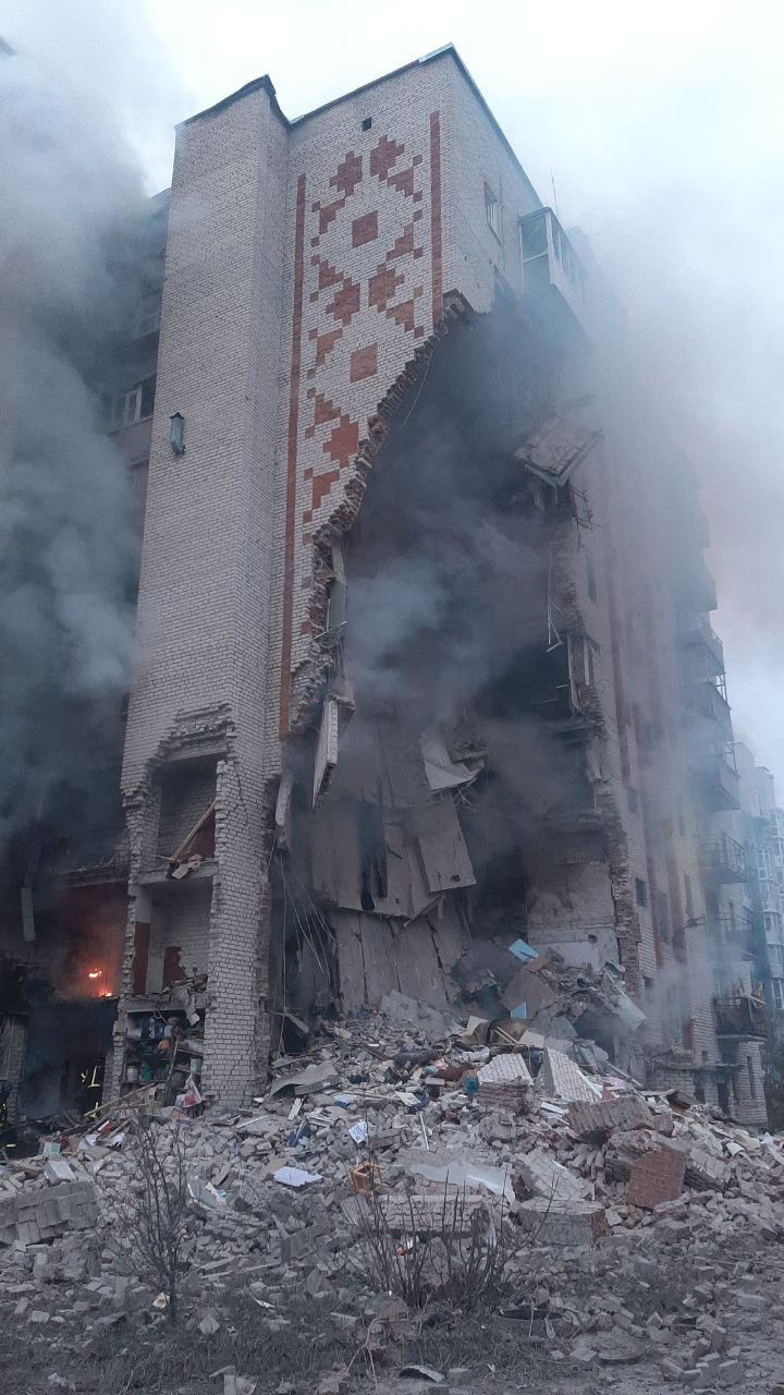 Удар рашистов по деоккупированному Лиману: из-под завалов многоэтажки спасли женщину 01