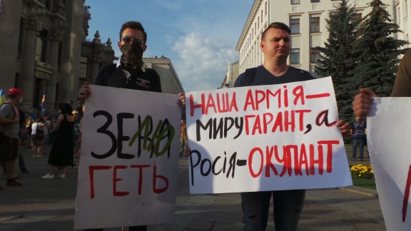 Под Офисом Зеленского в Киеве проходит акция протеста против условий прекращения огня на Донбассе 06