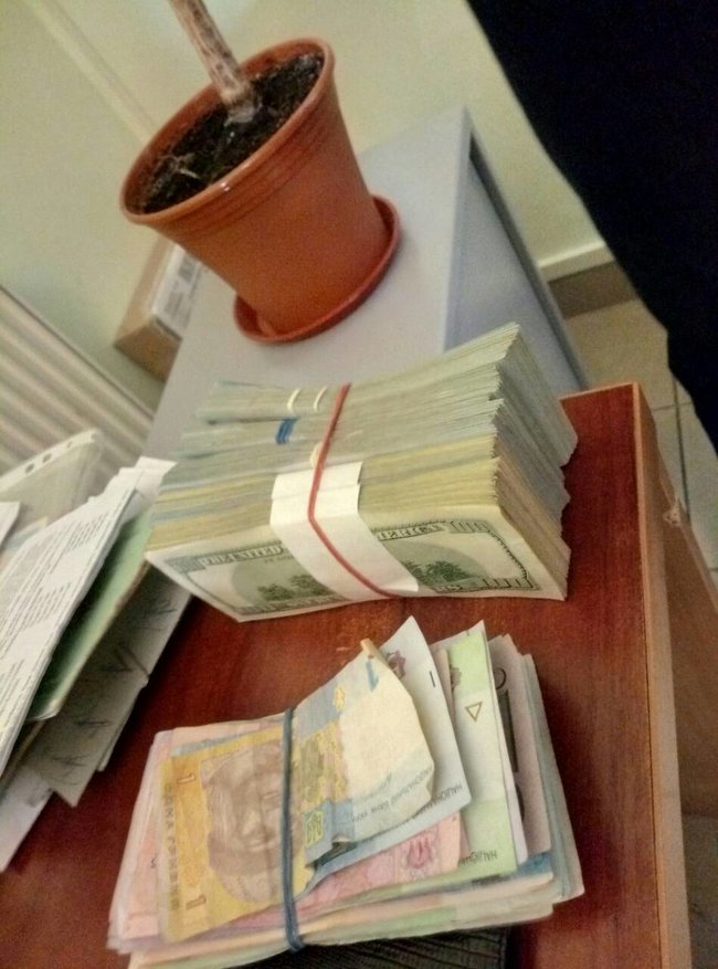 Податкова міліція викрила масштабну схему нелегального обміну валют на Західній Україні 03