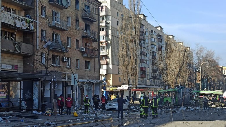 Наслідки падіння збитої російської крилатої ракети на Куренівку в Києві 16