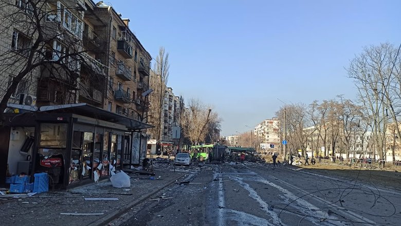 Наслідки падіння збитої російської крилатої ракети на Куренівку в Києві 34