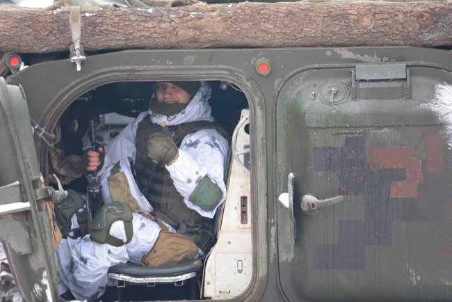 У зоні ООС на Луганщині відбулися навчання екіпажів БМП 46-ї ОДШБр 04