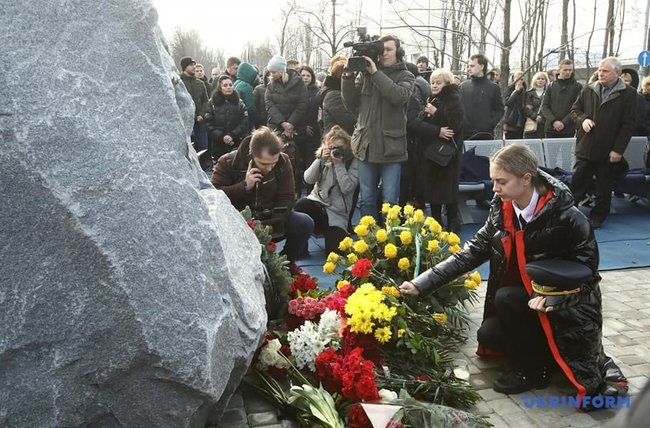 Памятник жертвам сбитого иранскими военными самолета МАУ открыли в Борисполе 07