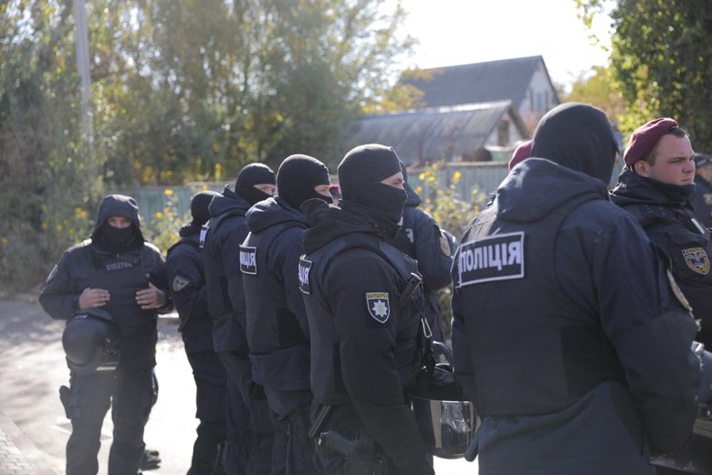 Мирна акція двох громадських організацій під будинком Порошенка: чергують 60 поліцейських, у ЄС заявляють про провокації з боку тітушок 03