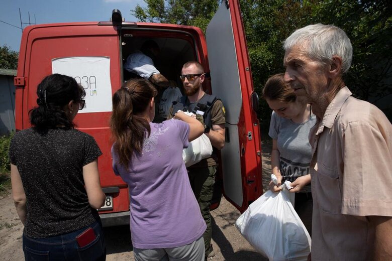 Фонд Добра та Любові продовжує евакуацію людей та допомагає подолати гуманітарну катастрофу в Лисичанську 17