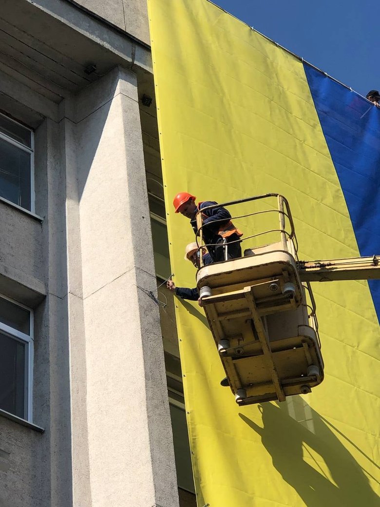 На міськраді захопленого Херсону повісили великий український прапор 03