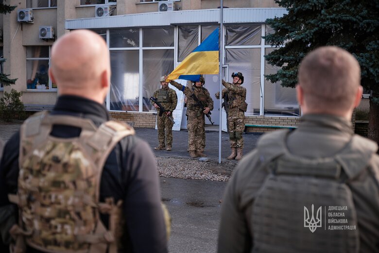 Над визволеним Лиманом офіційно підняли український прапор 05