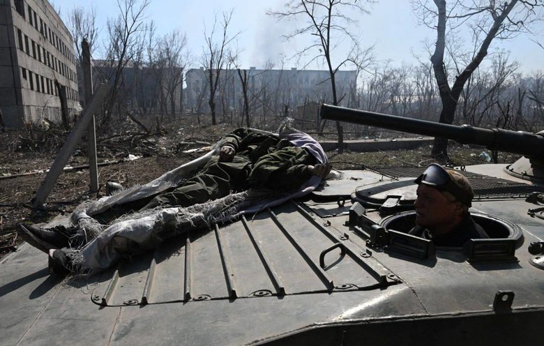 Загрузка уничтоженных российских солдат в Мариуполе 03