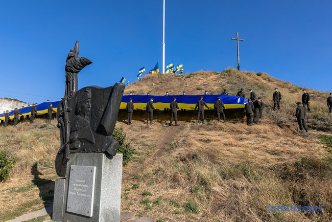 На Хортиці військовослужбовці Нацгвардії розгорнули 100-метровий прапор України 08