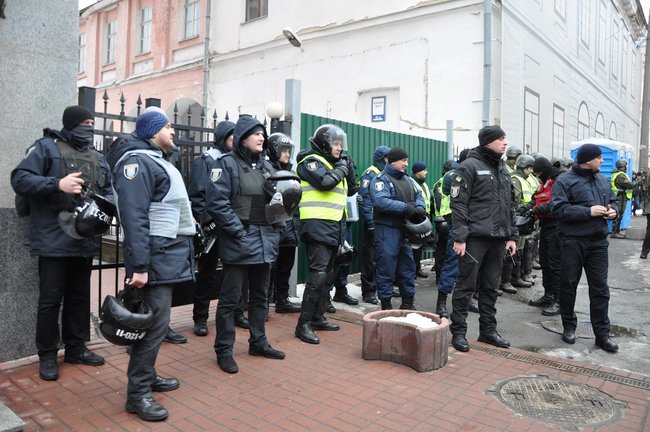 Акция Смерть России!: Националисты забросали камнями здание Россотрудничества и двух банков в Киеве 19