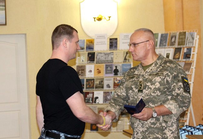 Начальник Генштабу ЗСУ Хомчак зустрівся зі звільненими з російського полону військовими моряками 01