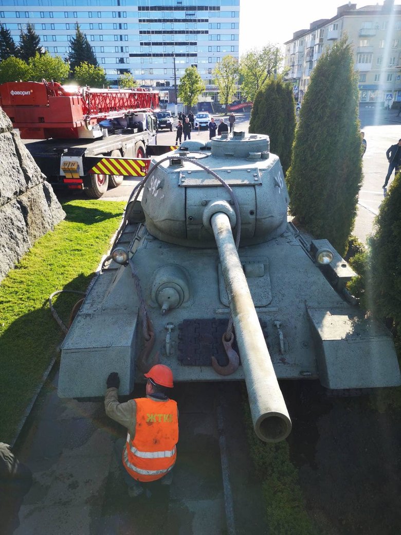 На площі Перемоги у Житомирі демонтували радянський танк, - мер Сухомлин 02