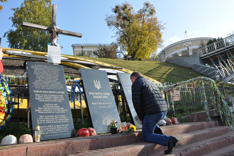 В Киеве почтили память погибших за свободу и независимость Украины 15
