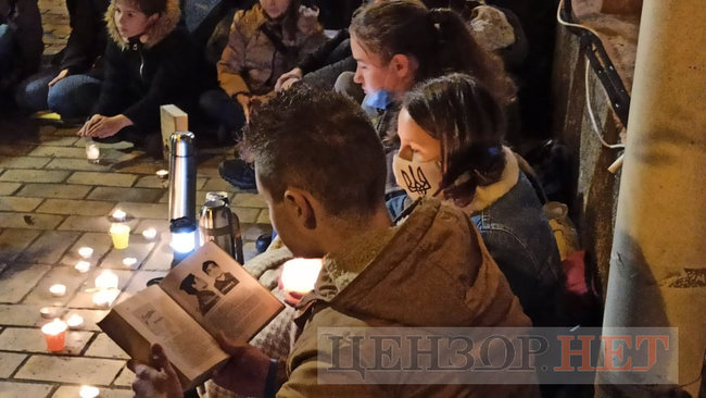 Заборона книги Справа Василя Стуса: кияни організували читання при свічках під Печерським райсудом 06