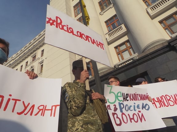 Под Офисом Зеленского в Киеве проходит акция протеста против условий прекращения огня на Донбассе 17