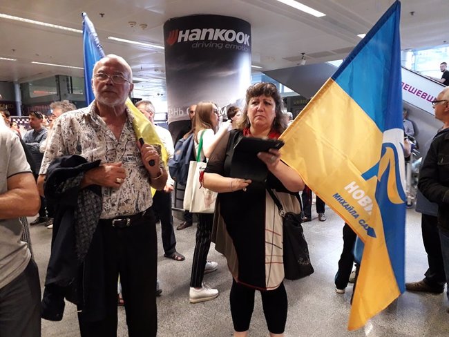 Сторонники Саакашвили собираются в аэропорту Борисполь - люди держат баннеры и поют гимн 08