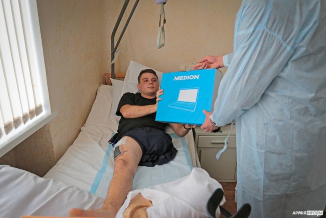 Президент Литвы Науседа посетил раненых украинских воинов в Главном военном клиническом госпитале 05