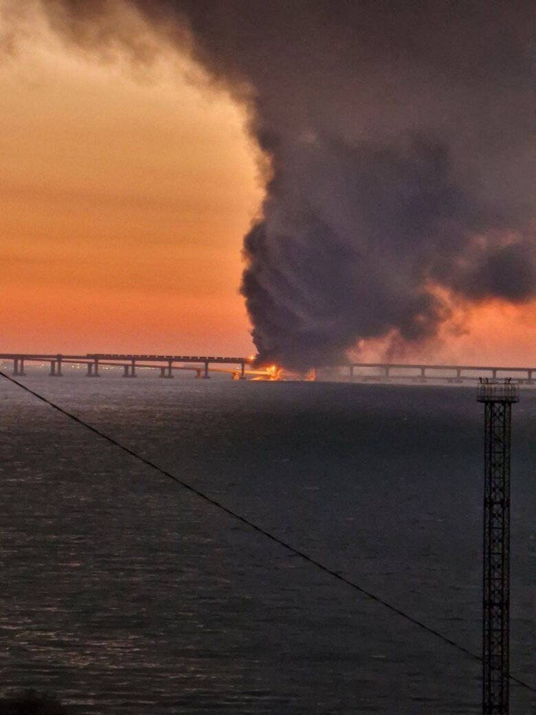 На Кримському мосту потужна пожежа 03